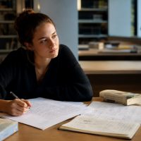 Élève réfléchissant à la problématisation d’une dissertation de philosophie